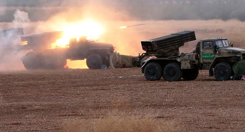 Pháo binh quân đội Syria tập kích trên chiến trường Hama