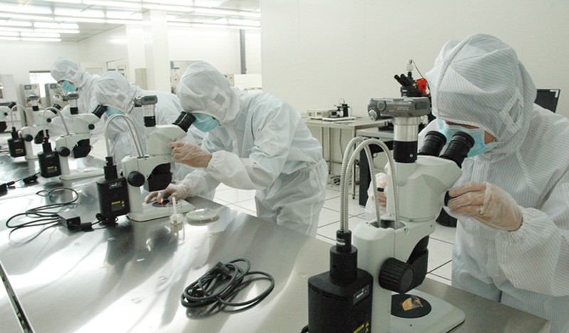Các kỹ sư của ICDREC nghiên cứu, chế tạo chip.