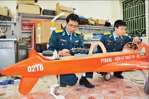 Đại tá Đoàn Hồng Việt (bên phải), Trưởng phòng và Đại úy Phạm Đình Hưng, Phó trưởng Phòng Nghiên cứu phương tiện bay không người lái, kiểm tra một chiếc máy bay không người lái. 