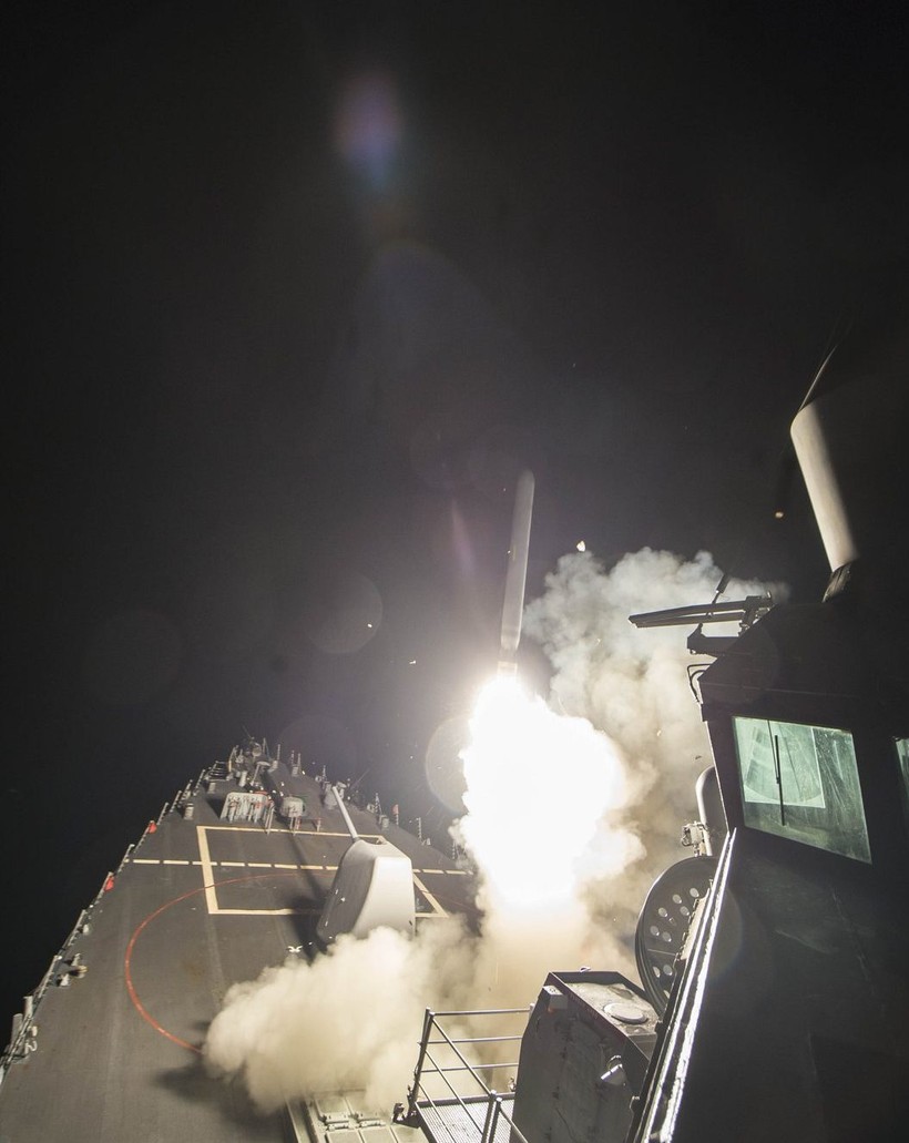 Khu trục hạm Mỹ phóng tên lửa hành trình tấn công quân đội Syria