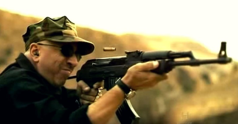 Cựu chiến binh chiến tranh Việt Nam thử súng AK-47