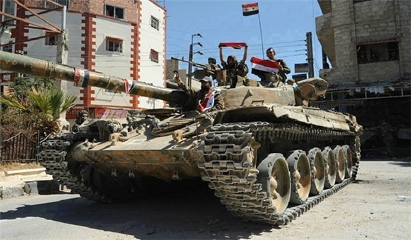 Xe tăng quân đội Syria trên vùng ngoại ô Aleppo