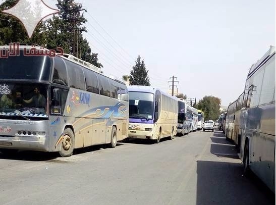 Đoàn xe di tản chở các chiến binh và gia đình về tỉnh Idlib