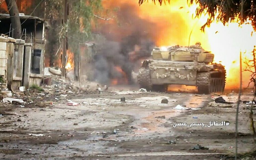 Xe tăng quân đội Syria pháo kích ở Deir Ezzor