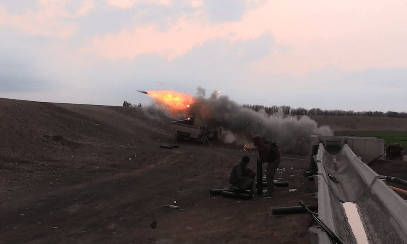 Lực lượng Dân chủ Syria SDF tấn công bằng tên lửa trên chiến trường Raqqa