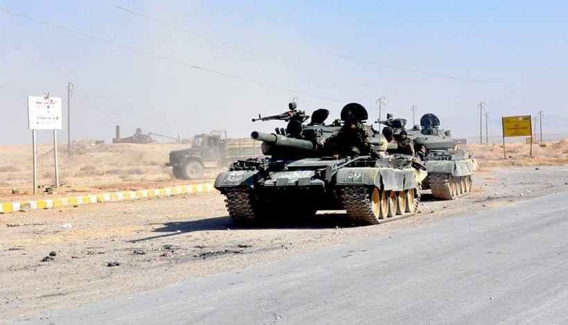 Đoàn xe tăng quân đội Syria trên chiến trường Palmyra