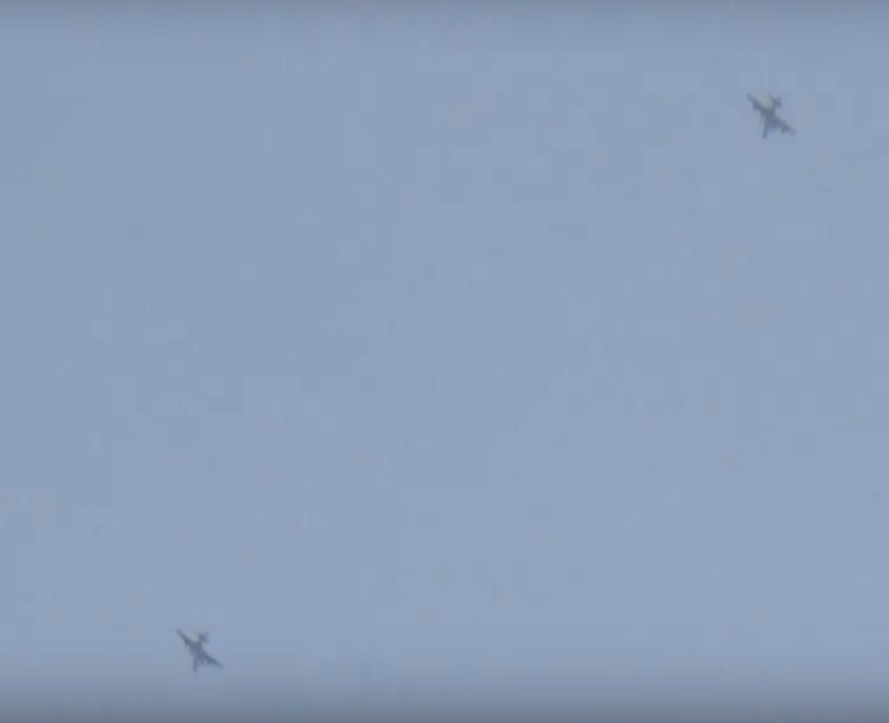 Hai chiếc Su-25 Nga bay trên bầu trời tỉnh Hama