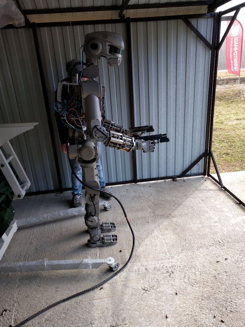Robot FEDOR sử dụng súng ngắn hai tay