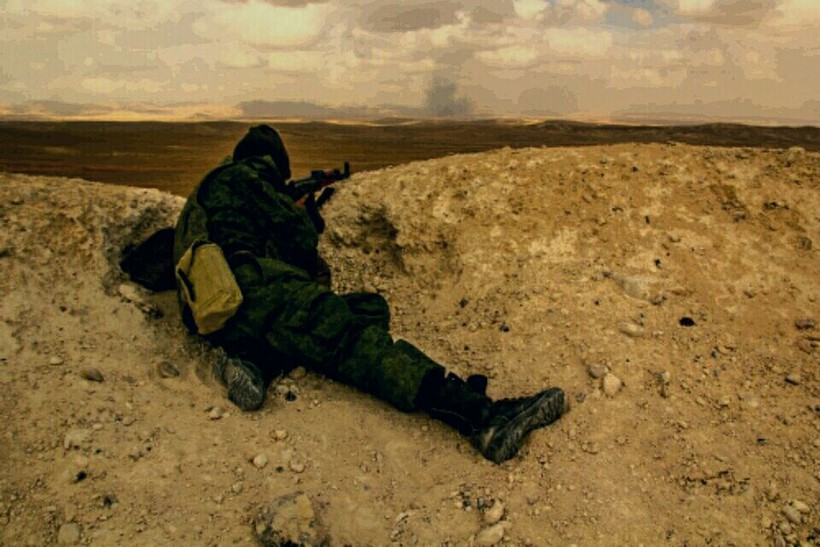 Một binh sĩ thuộc lực lượng Săn IS trên vùng sa mạc Palmyra
