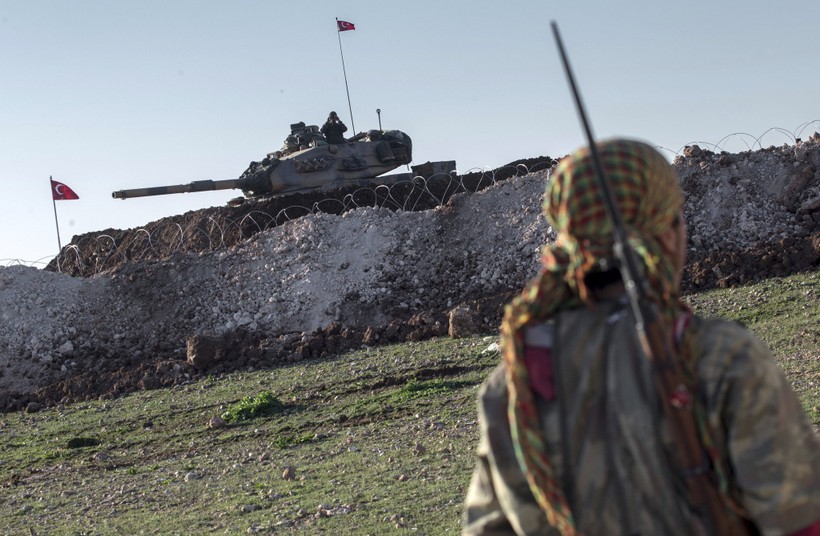 Xe tăng Thổ Nhĩ Kỳ trên vùng biên giới Syria