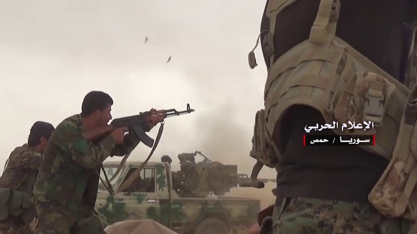 Binh sĩ Syria đánh trả cuộc tấn công của IS trên vùng sa mạc tỉnh Homs