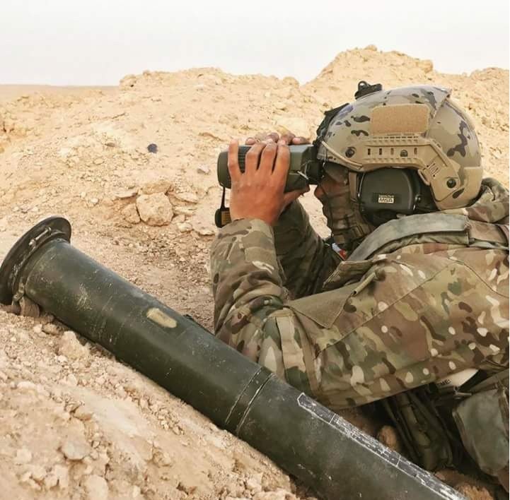 Một binh sĩ, có thể là đặc nhiệm Nga đang theo dõi tình tình trên chiến trường Palmyra