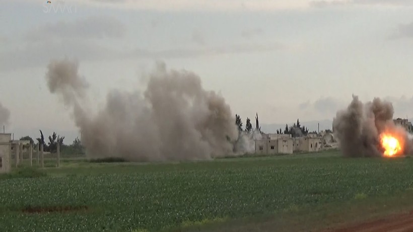 Một trận pháo kích của quân đội Syria vào thị trấn Al-Latamneh trên vùng nông thôn miền bắc Hama