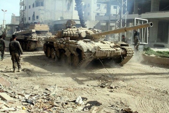 Xe tăng thiết giáp quân đội Syria ở Deir Ezzor