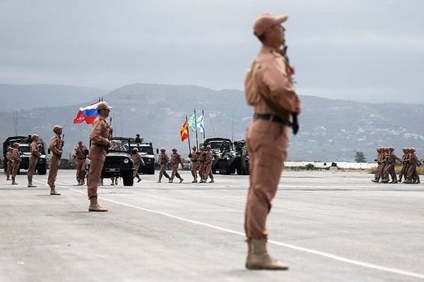 Diễu hành quân sự trên sân bay quân sự Hmeymim