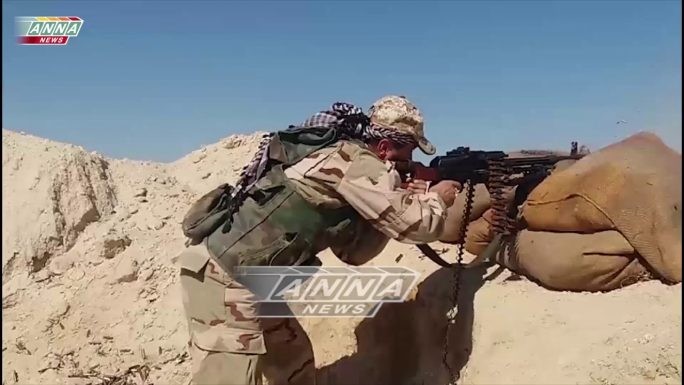 Binh sĩ quân đội Syria chiến đấu chống lại cuộc tấn công của IS