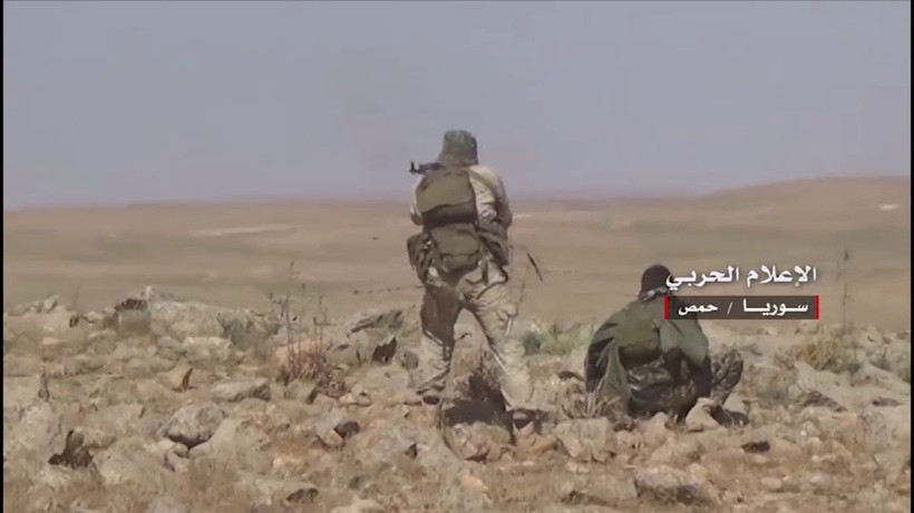 Binh sĩ lực lượng quân đoàn tình nguyện số 5 tấn công trên vùng sa mạc tỉnh Homs