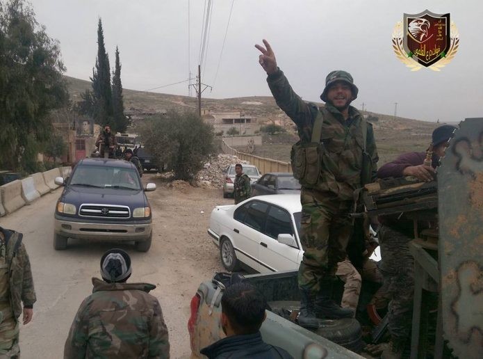 Một đơn vị vũ trang địa phương NDF trên đường tiếp viện khu vực giao chiến với IS