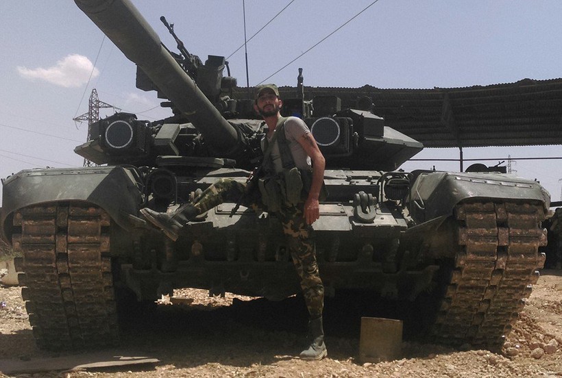Binh sĩ lực lượng Tiger và xe tăng T-90 trên chiến trường Syria
