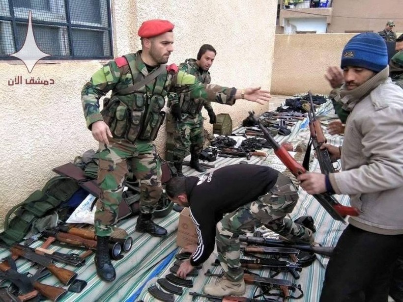 Binh sĩ quân đội Syria thu vũ khí giao nộp của chiến binh thánh chiến ở miền đông Damascus