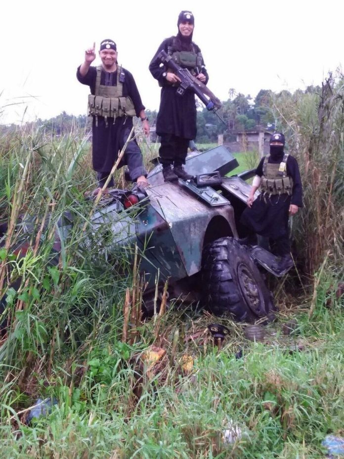 Một xe thiết giáp Philippines bị IS phá hủy