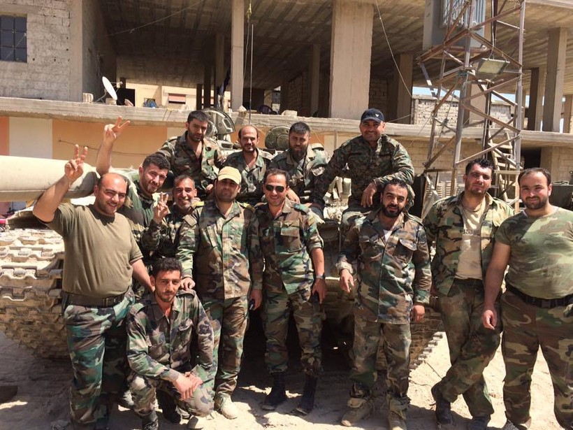 Nhóm binh sĩ quân đội Syria, lực lượng Vệ binh Cộng hòa trên chiến trường Đông Ghouta sau chiến thắng Al-Qaboun