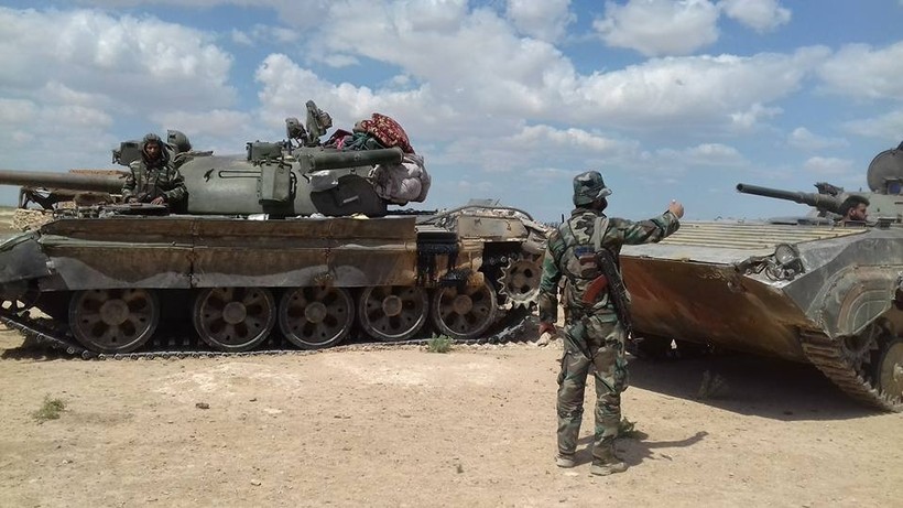 Binh sĩ lực lượng Tiger và tăng thiết giáp trên chiến trường phía đông Aleppo