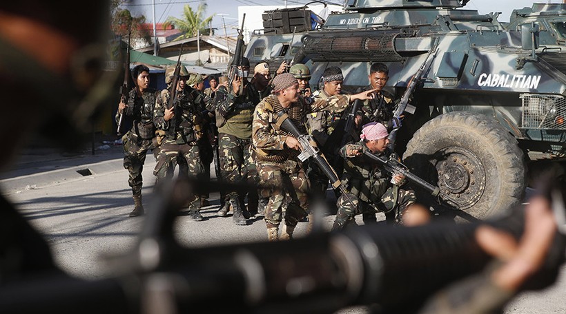 Binh sĩ Philippines tiến công với xe bọc thép trong thành phố Marawi