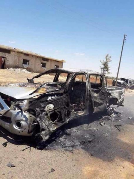 Một chiếc xe bị quân đội Syria phá hủy