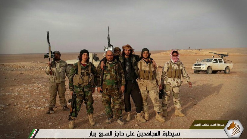 Một nhóm chiến binh thánh chiến trên chiến trường ngoại ô Damascus