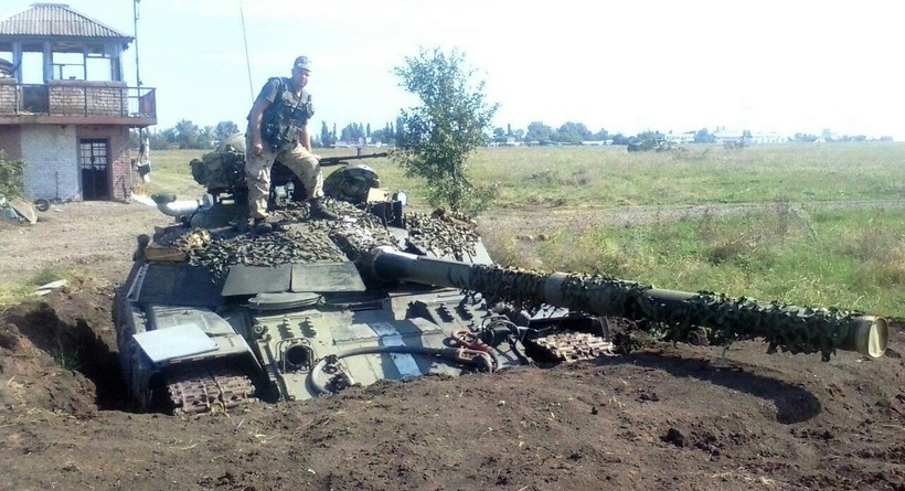 Một xe tăng của quân đội Ukraine còn lại trên sân bay Lugansk