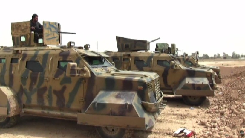 Xe thiết giáp của Lực lượng Dân chủ Syria trên đường tấn công về Raqqa