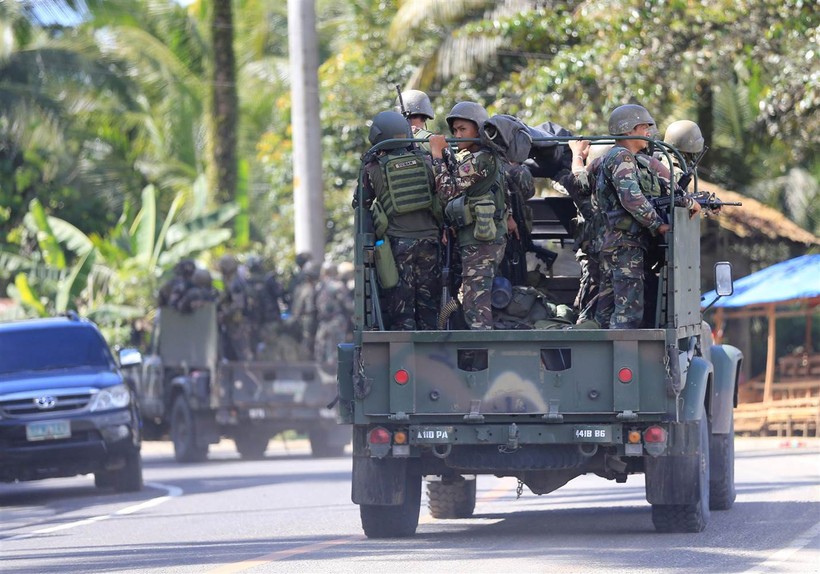 Một nhóm binh sĩ quân đội Philippines trên đường phố Marawi