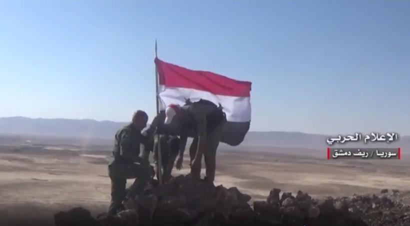 Binh sĩ quân đội Syria cắm cờ trên cao điểm Tal Al-Aabed trên vùng sa mạc phía đông Damascus