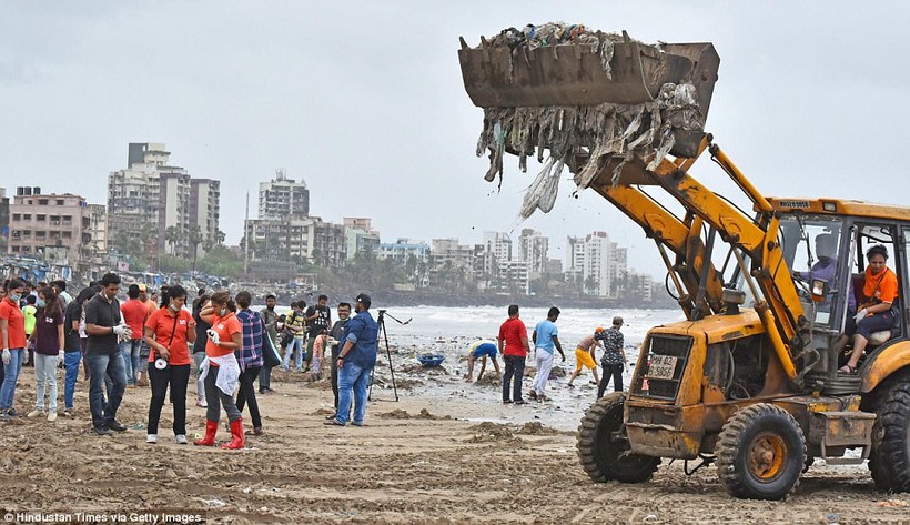 Dọn rác trên bãi biển Versova ở Mumbai, Ấn Độ