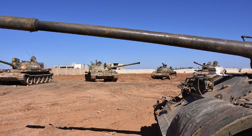 Xe tăng quân đội Syria trên chiến trường sa mạc Sweida