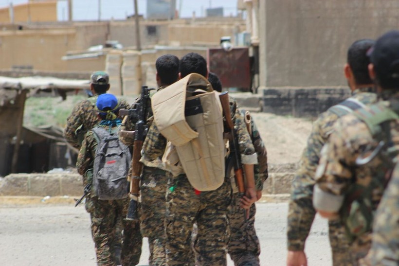 Các chiến binh người Kurd trên vùng ngoại ô thành phố Raqqa