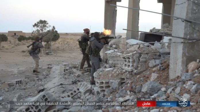 Nhóm chiến binh IS tấn công vào thị trấn Muhammad Deeb, nằm trên ranh giới giữa tỉnh Raqqa và Aleppo.