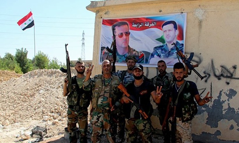 Nhóm binh sĩ quân đội Syria tại một trạm kiểm soát trên đường cao tốc N4 Aleppo-Raqqa