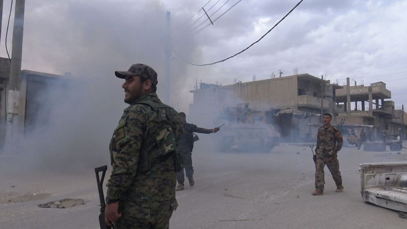 Một nhóm binh sĩ người Kurd trên chiến trường Raqqa