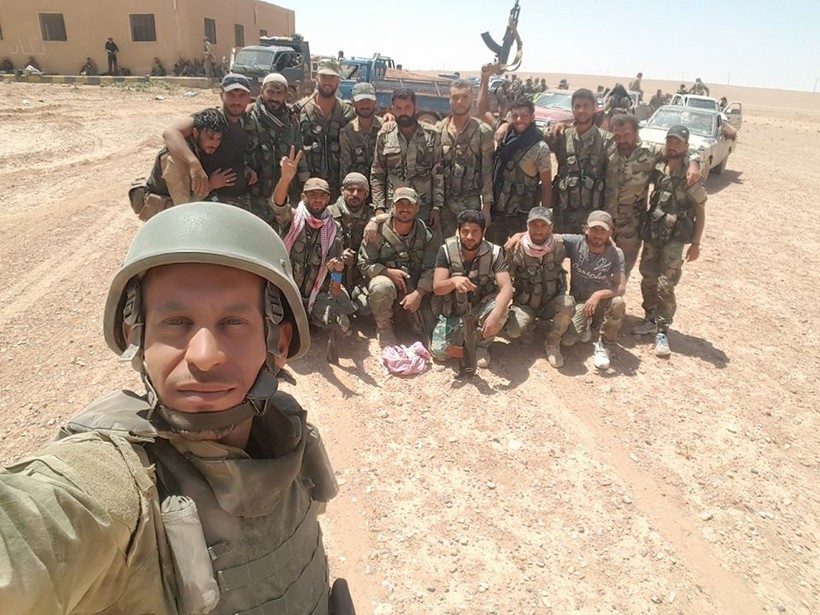 Một nhóm binh sĩ lực lượng Tiger trên vùng nông thôn tỉnh Raqqa