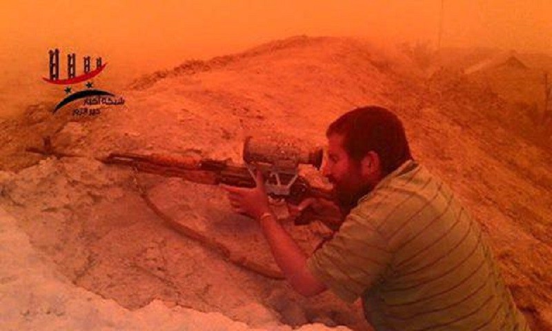 Binh sĩ quân đội Syria chiên đấu trong bão cát