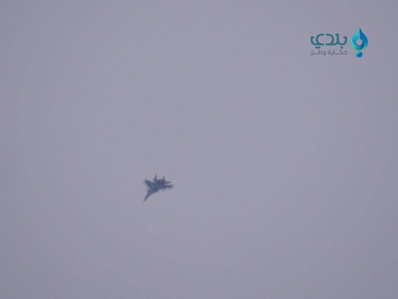 Một máy bay chiến đấu của Nga, khả năng là Su-34 trên bầu trời Raqqa
