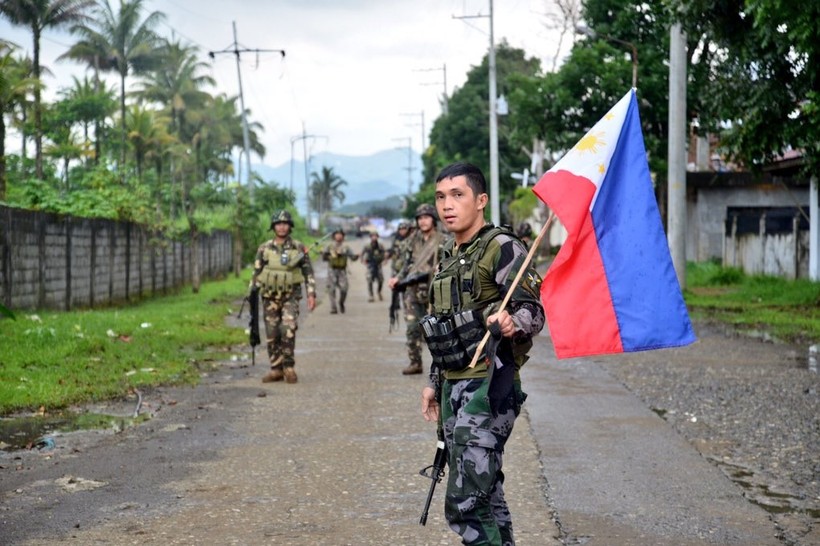 Một nhóm binh sĩ Philippines trong thành phố Marawi