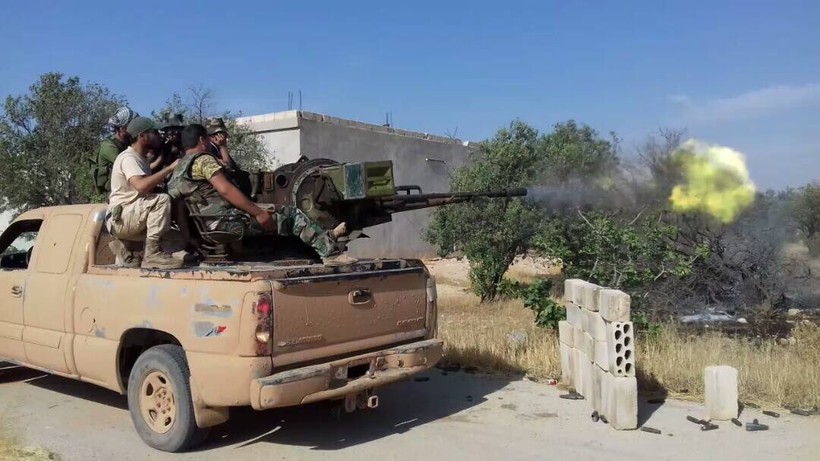 Một xe súng phòng không tự động 23 mm của lực lượng Đảng Xã hội Dân tộc Syria SSNP tấn công IS trên chiến trường Hama