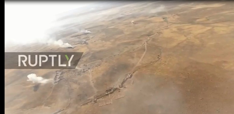 Cảnh quay từ UAV ghi lại đường tiến công của quân đội Syria trên vùng sa mạc tỉnh Homs