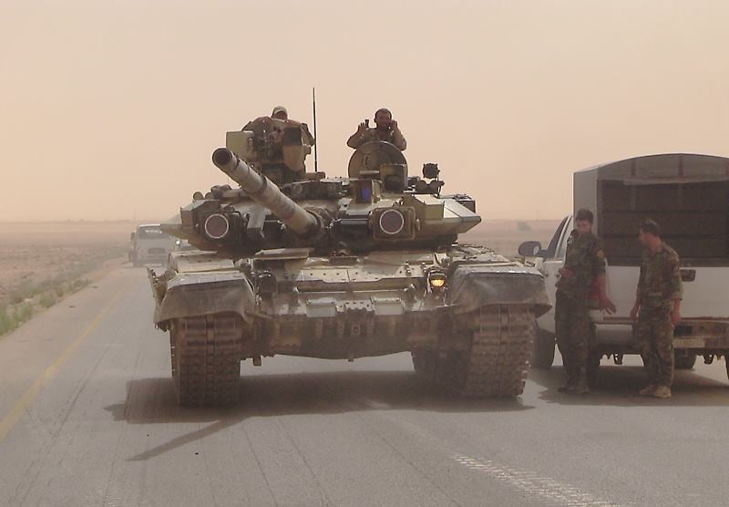 Xe tăng T-90 của lực lượng Tiger trên đường về vùng nông thôn phía đông Hama