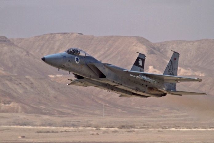 Không quân Israel không kích quân đội Syria