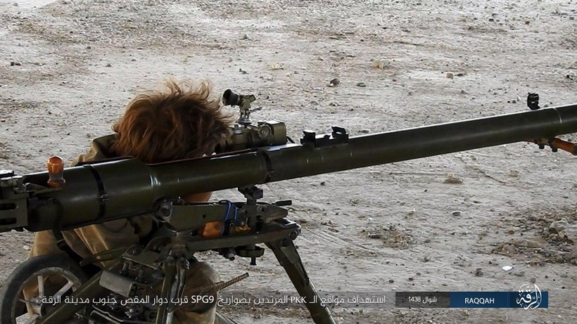 Chiến binh IS sử dụng súng phóng lựu, theo trên ảnh có thể là pháo không giật B-10 tấn công lực lượng SDF