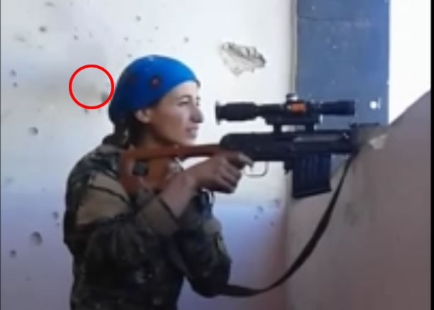 Nữ xạ thủ người Kurd suýt bị dính đạn bắn tỉa của IS